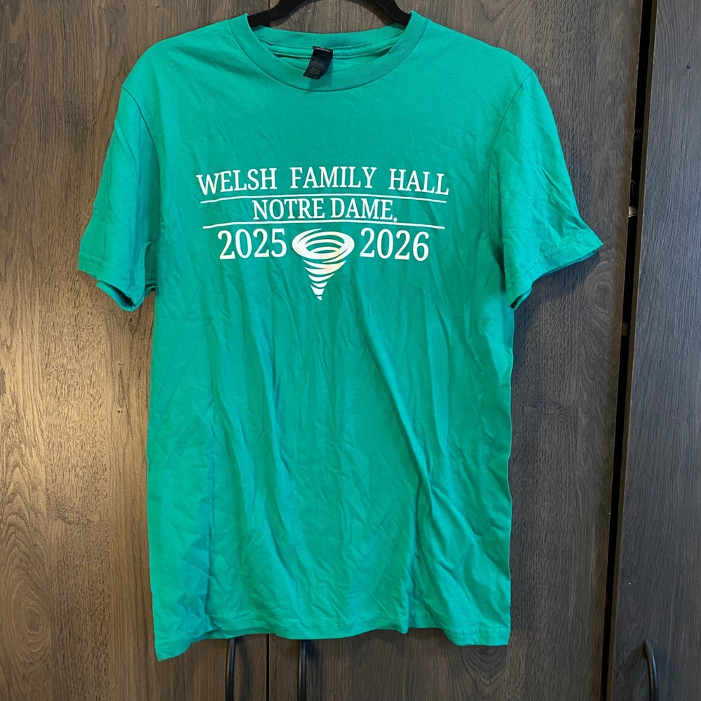 Gildan T-Shirt Unisex Small Green Welsh Family Hall Notre Dame 2025-2026 Graphic